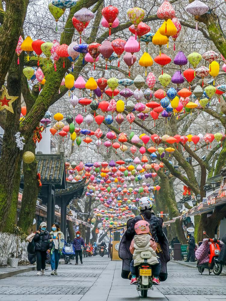 210121czq01 杭州中国丝绸城,张灯结彩年味浓。 陈中秋 摄.jpg