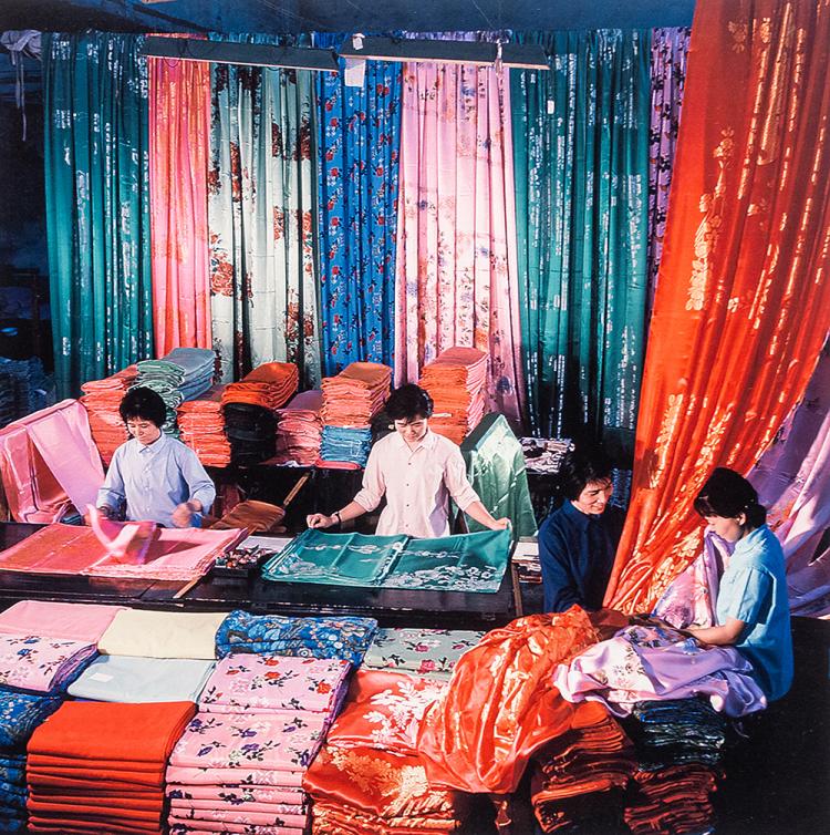211019czq16 杭州丝绸印染联合厂,丝绸正品检验,1973年。 潘文甫 摄.jpg