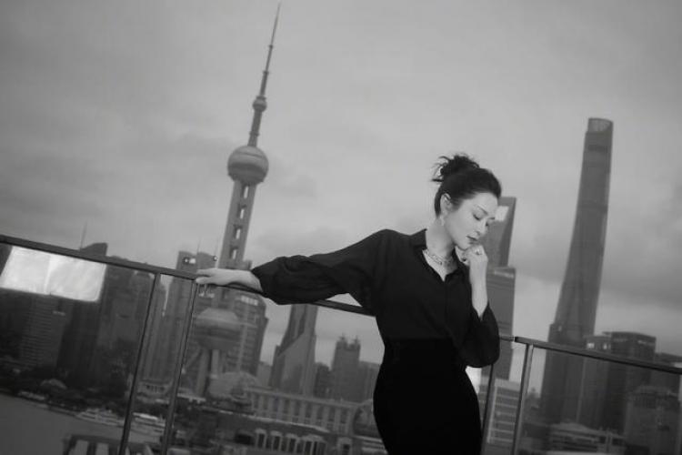 51岁陈红罕见写真美爆！一袭黑裙嫦娥秒变女王，口红太美求色号