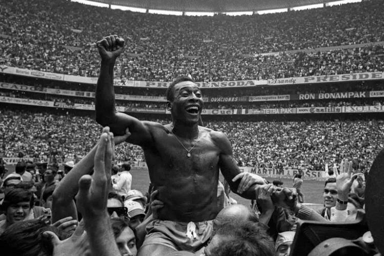 Weltmeister Pele Brasilien jubelnd auf den Schultern der Fans Historie，
