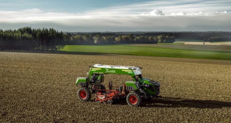 Autonomous Fendt Xaver GT in the field