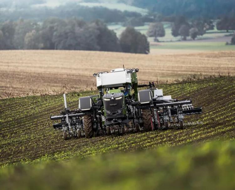 The Fendt Xaver GT field robot drives towards the camera head-on.